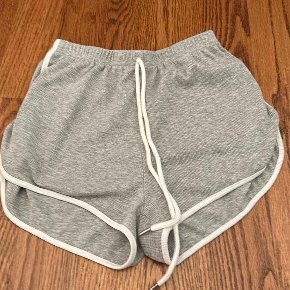 grey basic shorts